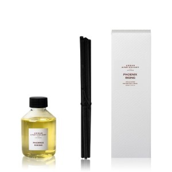 aHR0cHM6Ly9jZG4uZmxhY29uaS5kZS9tZWRpYS9jYXRhbG9nL3Byb2R1Y3QvdS9yL3VyYmFuLWFwb3RoZWNhcnktbG9uZG9uLXBob2VuaXgtcmlzaW5nLWRpZmZ1c2VyLXJlZmlsbC1yZWQtZWRpdGlvbi1yYXVtZHVmdC0yMDAtbWwtNTA2MDM0ODA5NjM4Mi5qcGc=